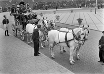 836302 Afbeelding van een diligence met een vierspan paarden op het Stationsplein te Roosendaal tijdens de viering van ...